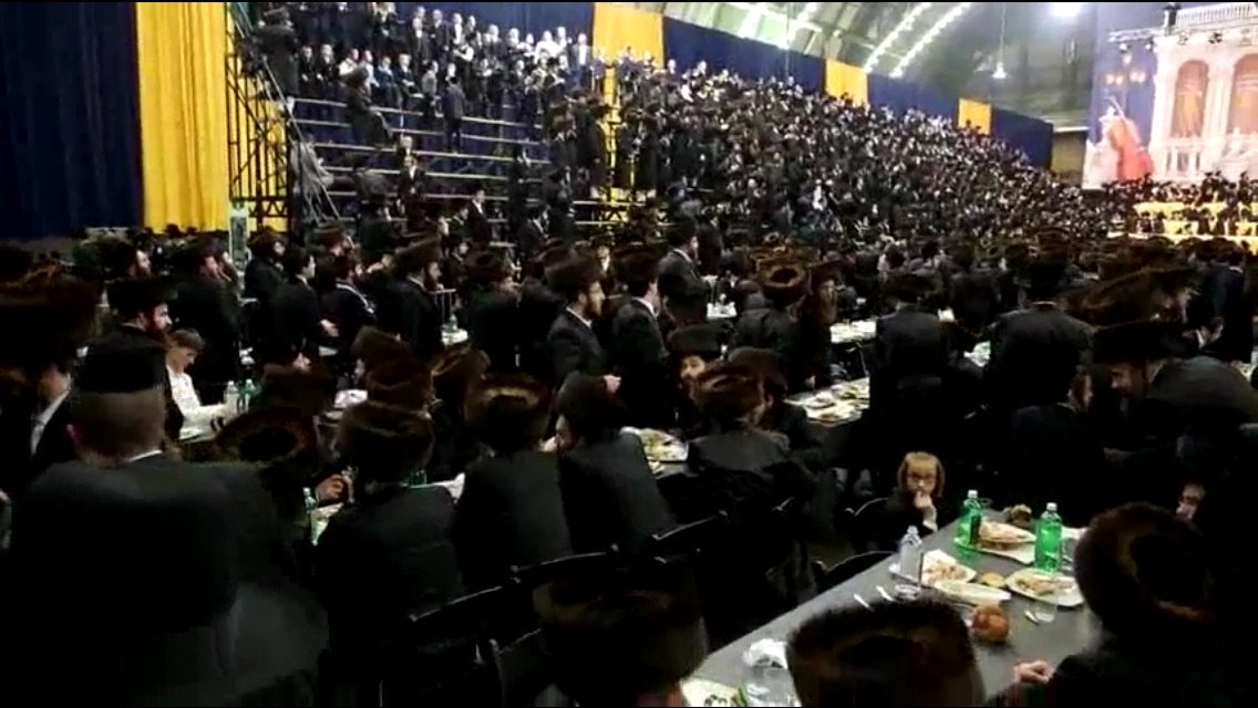 Bobov45Updates's tweet photo. די ריזיגע עולם ווען רבינו שליט"א אריינגעקומען אין די זאל.
#Bobov-45 https://t.co/9Op5R3wNni