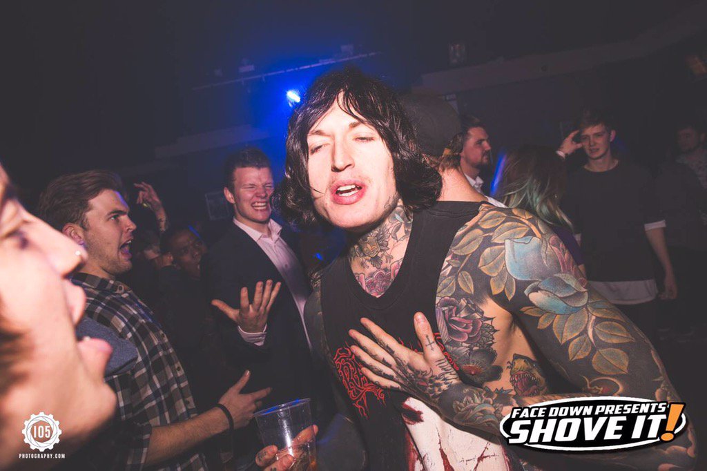 KnucklePuckLI's tweet photo. "Budget Oli Sykes" https://t.co/pzdQgNhHLB
