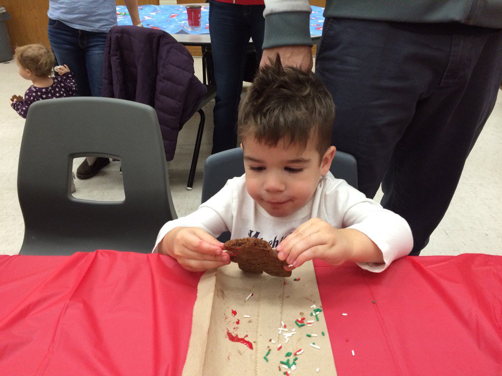 SombraFernandez's tweet photo. #gingerbreadJoy #bcssKidsXmas @BCSSbasketball @bcssbucks https://t.co/0sqcpH0SqQ