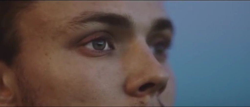 Atlas_venunis's tweet photo. Ashton doesn't get enough appreciation so here's a appreciation tweet of Ashton Irwin #JetBlackHeartMusicVideo https://t.co/O5OtohOswc