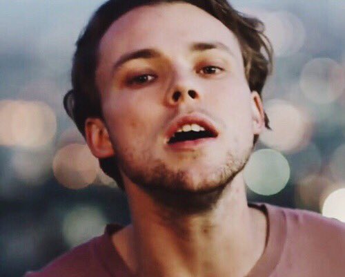 Atlas_venunis's tweet photo. Ashton doesn't get enough appreciation so here's a appreciation tweet of Ashton Irwin #JetBlackHeartMusicVideo https://t.co/O5OtohOswc