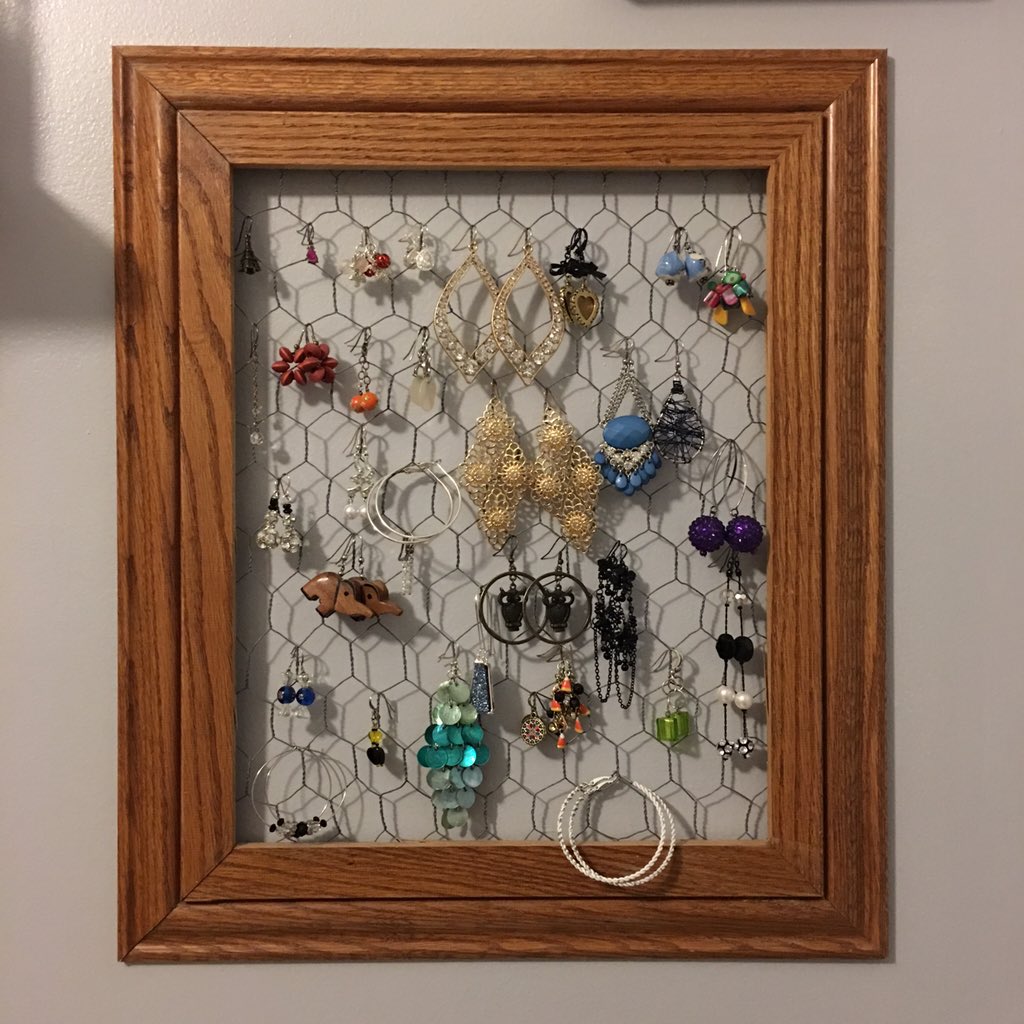 HinishMorgan's tweet photo. I love my DIY earring holder. Made from chicken wire and a frame #artsy https://t.co/DRnOTpZfvD