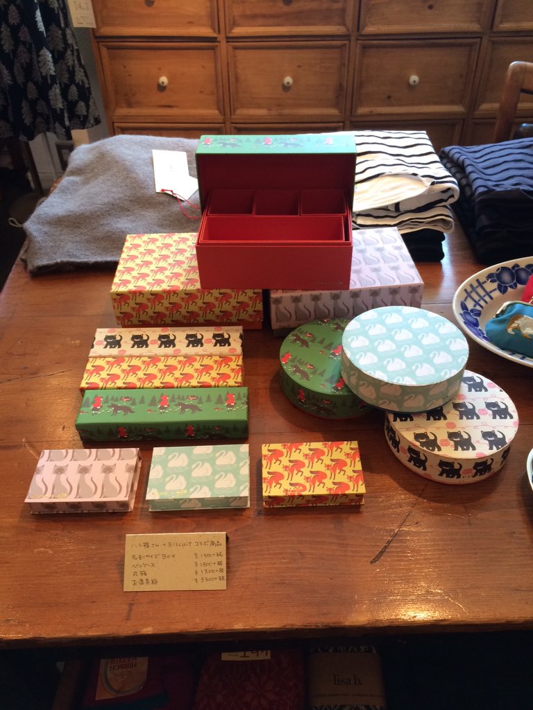 TSUBAMEHOUSE's tweet photo. ハト箱さん&amp;Biscuit のオリジナルボックスがツバメハウスにも並びました。名刺入れ、筆箱、丸箱、お道具箱◎ お道具箱は中身の小分けの箱も取り出せて便利です！
25日まではエキュート品川でもお買い物できますよ♪ https://t.co/t9p1N3npKi