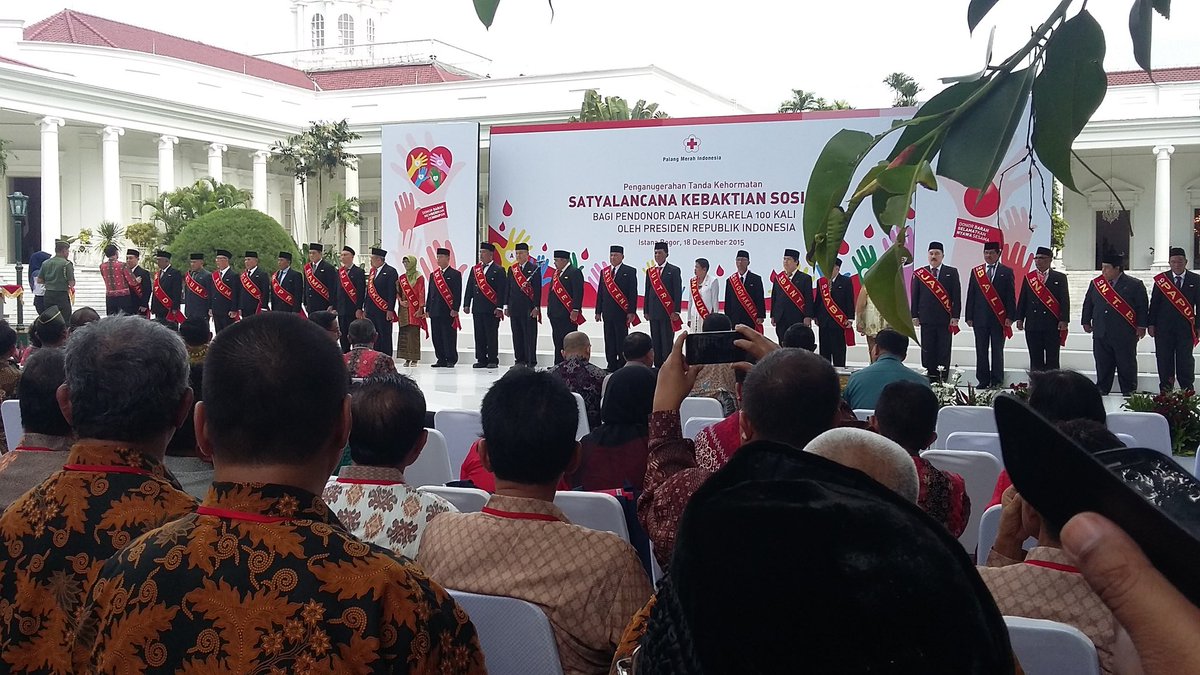 palangmerah's tweet photo. Presiden Joko Widodo, menyematkan satyalancana kebaktian sosial #dds100x https://t.co/CFvSzqnZB7