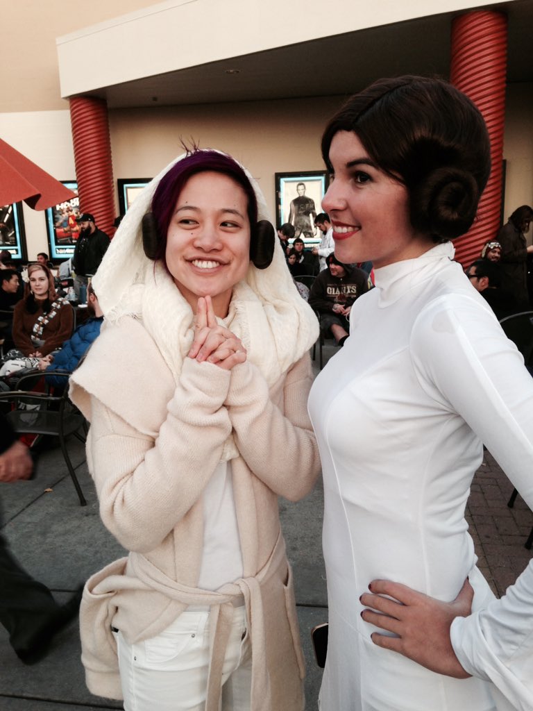 SuzannePhan's tweet photo. #TheForceAwakens #starwarsline #sacramento 7pm showing #abc10 https://t.co/rrlAHHp2H1