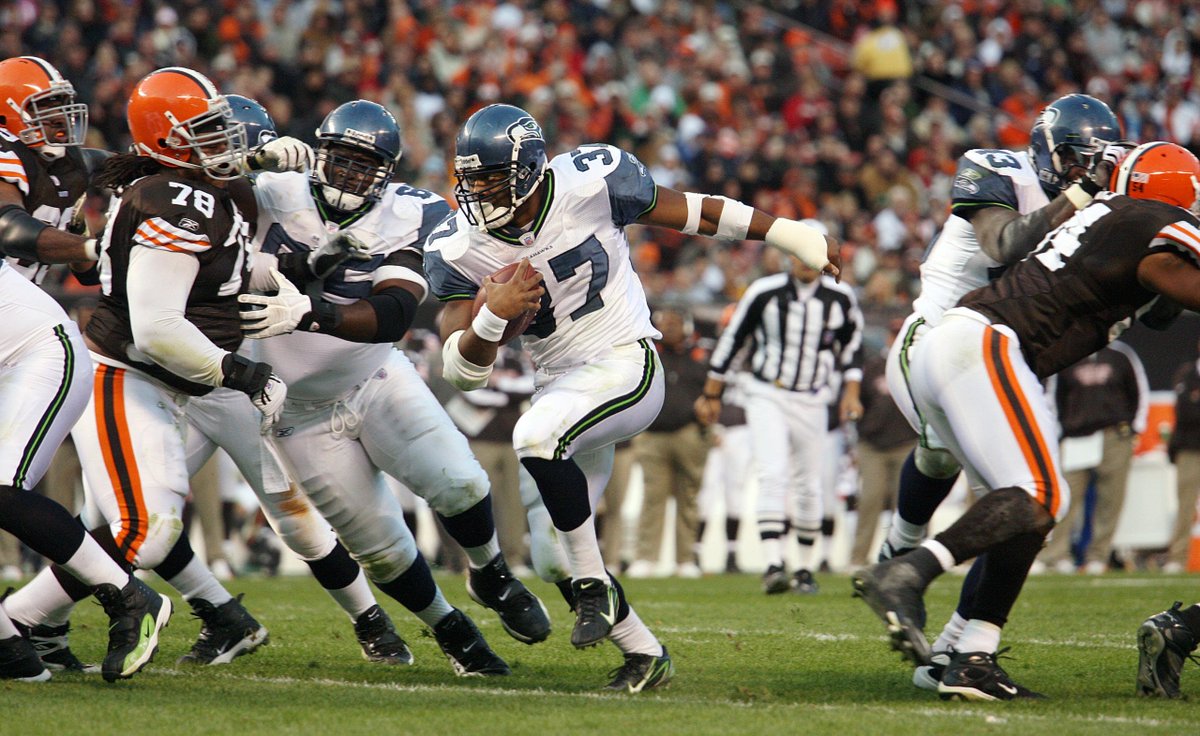 Seahawks's tweet image. #Celebrate40 with a look back at our matchups with the @browns over the years.

📷's [shwks.com/h4ee]

#TBT