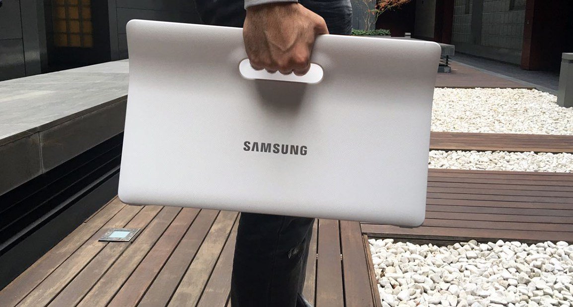 revolutegplus's tweet photo. #Tecnología - Análisis: Samsung Galaxy View - https://t.co/iVxb5DLwo2 … - via @revoluteg #galaxyviewtablet #samsung https://t.co/3qL9gAcE44