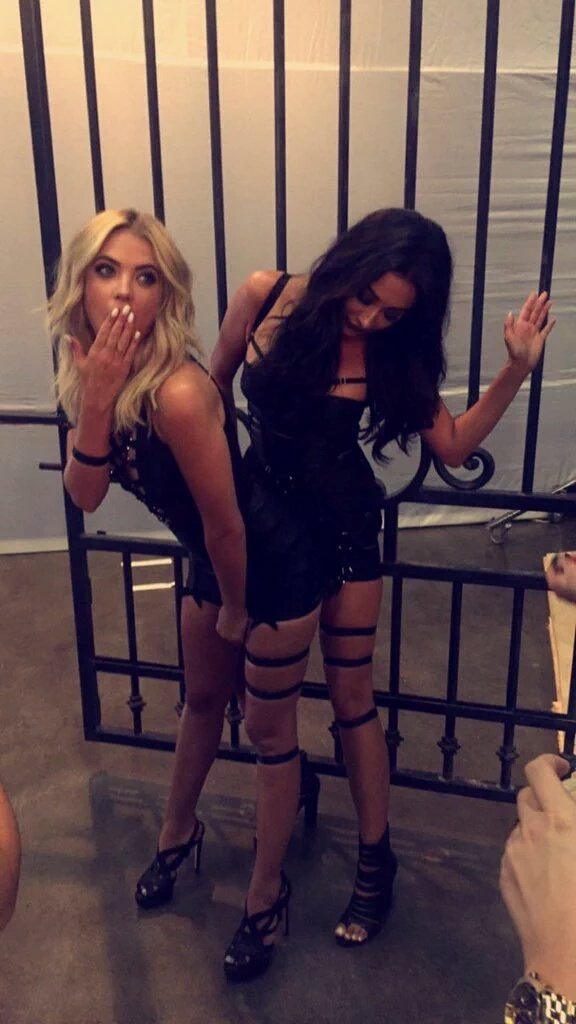 Xuxu_Mariana's tweet photo. Flexiona o joelho
Olha pra trás manda beijo 
Sarra com a bunda na nega 🎶🎵
Happy Birthday Ashley Benson https://t.co/yfGoGPj1ls