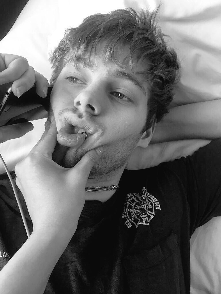 my boyfriend likes squishing my face.