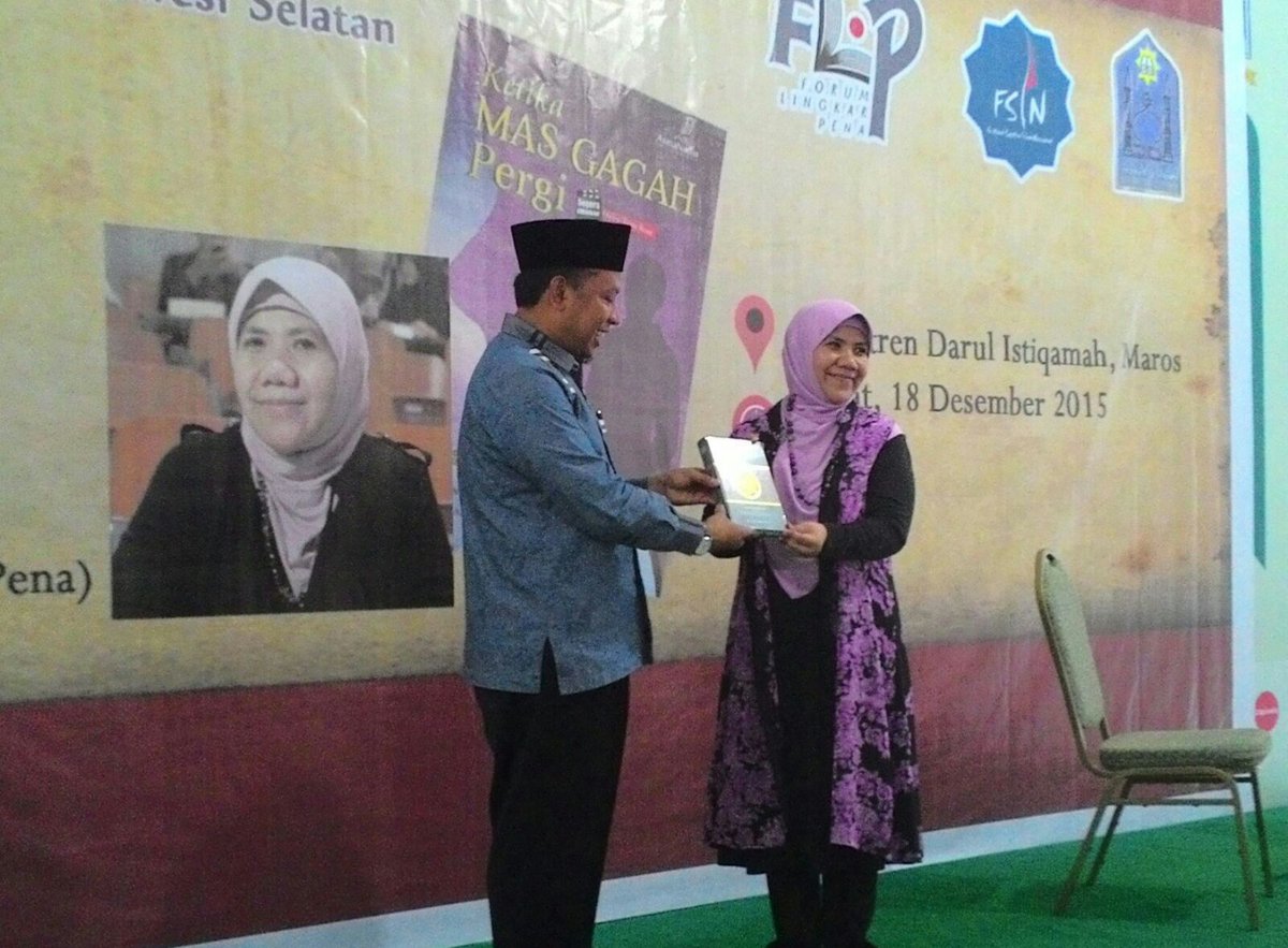 nendenk's tweet photo. Penyerahan Mushaf Al Istiqamah o/ Ust. Muthahhir A,Lc ke Mba HTR dlm acara "Talkshow KMGP" @FLPSulsel #FSIN 2015 https://t.co/AV6K2JuZqv