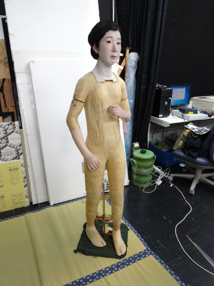 先日、当館所蔵「森律子等身大人形」の調査が行われました。女優森律子