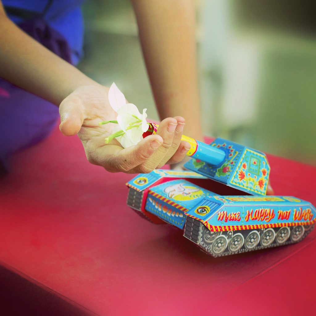 skygoodiesco's tweet photo. Our DIY Peace Tank in the hands of a little girl! Unexpected smile :) #MakeHappyNotWar #MakeHappy #peace #DIY https://t.co/KdUIPzKBxv