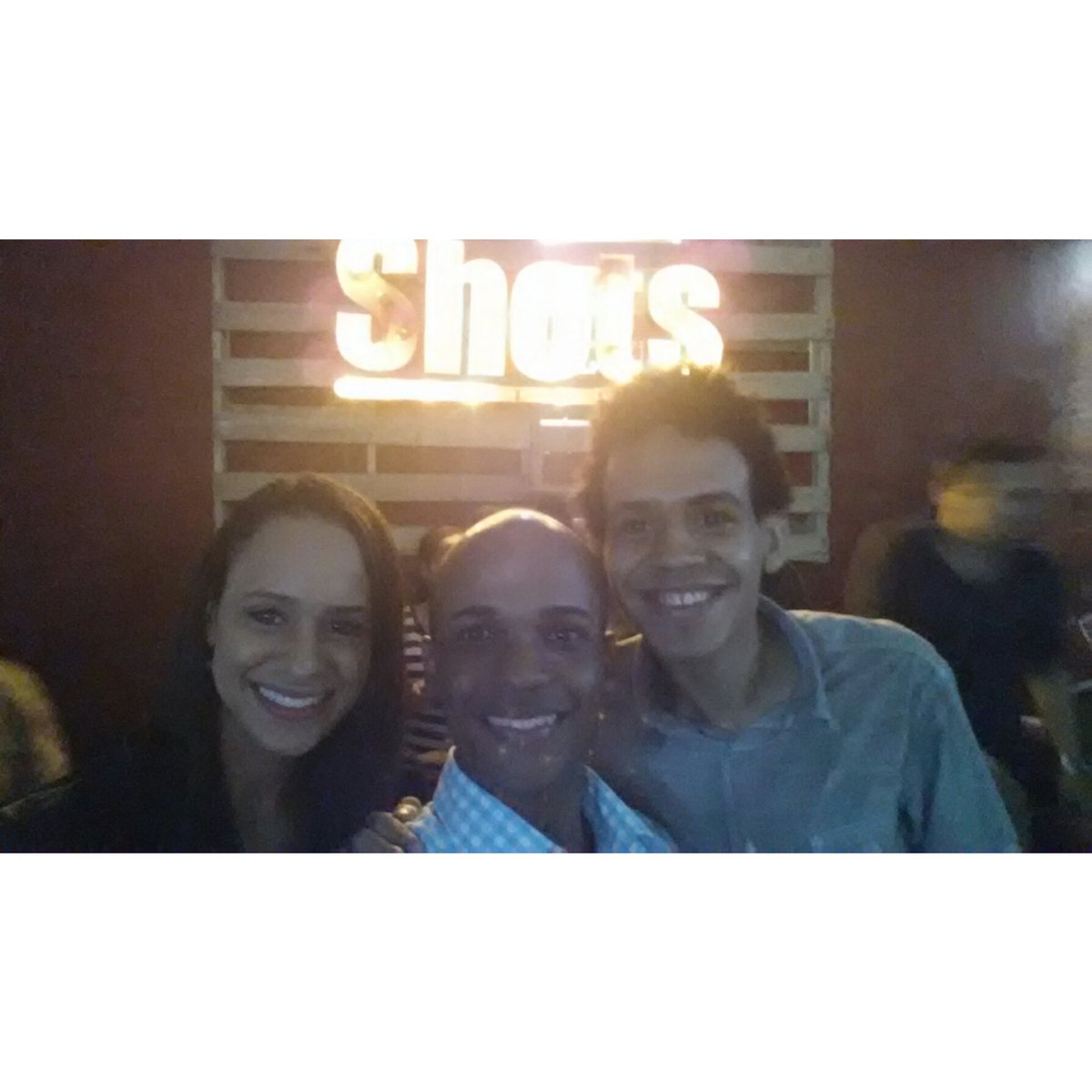 ElvisBidoP's tweet photo. Pasándola super en @SHOTSBAR! #Friends #VecinosOut. https://t.co/0IEAwcADef