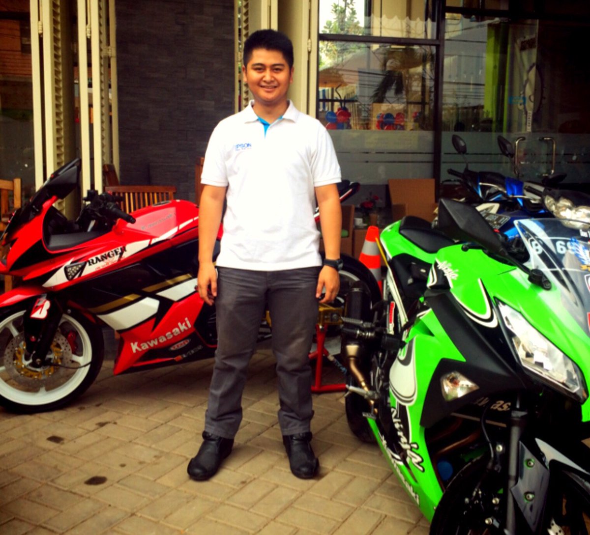 n250jkt's tweet photo. Adek mau di anter pake apa? Ijo atau merah. https://t.co/6cwby02F6g