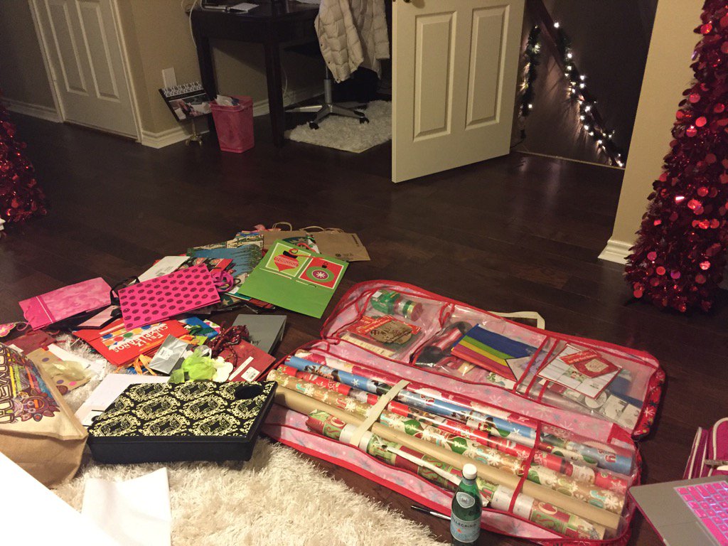 pinkprincessyyo's tweet photo. Just getting started on Xmas stuff! #Procasinating https://t.co/avmoWqIYOg