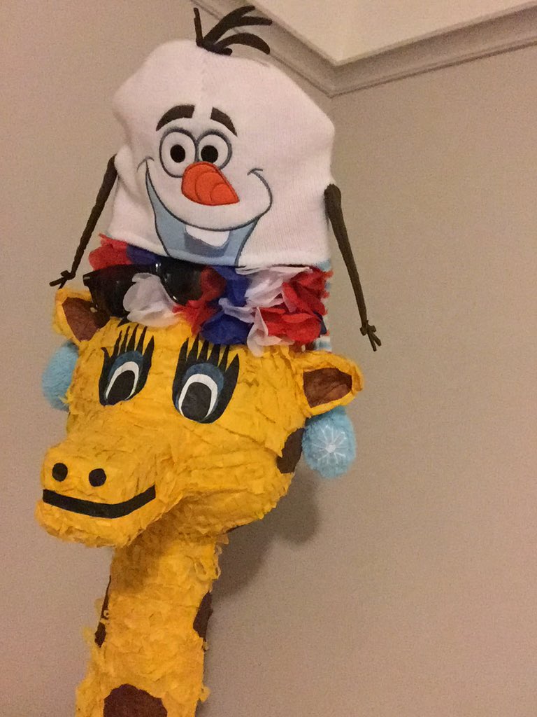 RoryTheGiraffe's tweet photo. Stole @Mattypi0225's hat. I think it looks better on me. What do you think? #frozen #Olaf https://t.co/6ZUe5nMci9