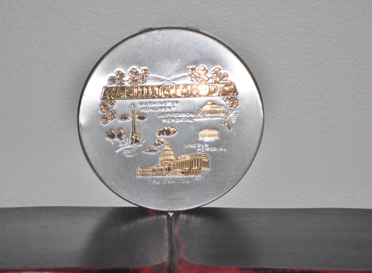 vintageexchange's tweet photo. Vintage Washington DC Compact https://t.co/W4O6qtpzOd #Etsy #SouvenirCompact https://t.co/LznV1k4BjF