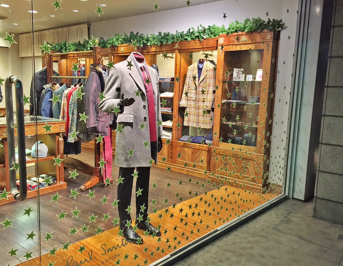 Paul Smith Japan ポール スミスコレクション青山店のクリスマスウィンドウ ギフトにおすすめのマフラーやグローブ タイ 革小物などのアイテムが充実しています シック 華やかなクリスマス仕様のショッピングバックもご用意しています T Co Paul Smith Japan ポール スミスコレクション青山店のクリスマスウィンドウ ギフトにおすすめのマフラーやグローブ タイ 革小物などのアイテムが充実しています シック 華やかなクリスマス仕様のショッピングバックもご用意しています T Co