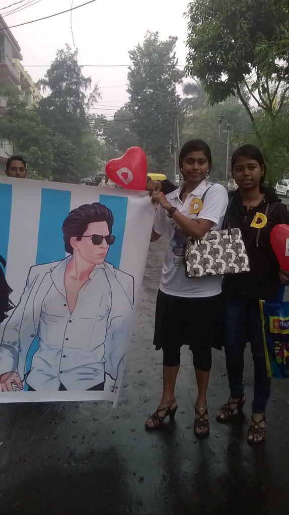SRKFCI's tweet photo. FDFS Dilwale di Kolkata yang diadakan oleh SRKUniverse hari ini 👏👏👏
https://t.co/iPZlrawaPO

#BumperDilwaleOpening