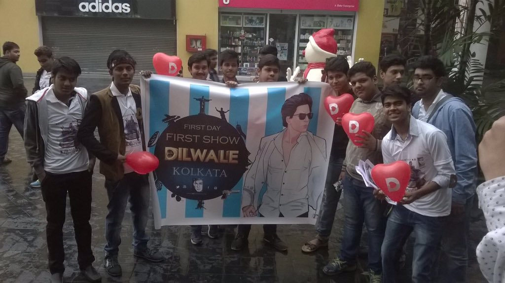 SRKFCI's tweet photo. FDFS Dilwale di Kolkata yang diadakan oleh SRKUniverse hari ini 👏👏👏
https://t.co/iPZlrawaPO

#BumperDilwaleOpening