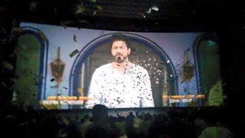 SRKUniverse's tweet photo. Fdfs crowd in Hyderabad #BumperDilwaleOpening (3) https://t.co/S9pbfmamPu