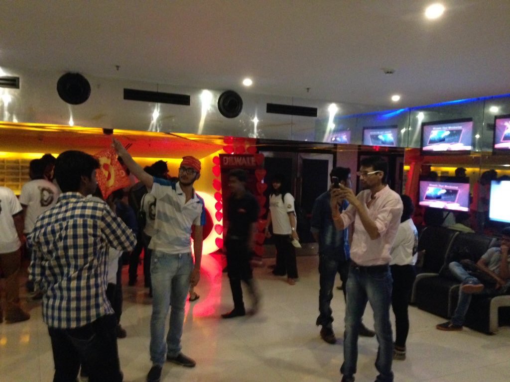 SRKUniverse's tweet photo. All our fans in Mumbai before the movie Fdfs #BumperDilwaleOpening https://t.co/j5FAPQqxuQ