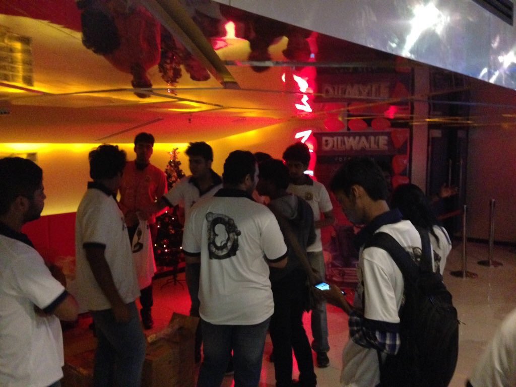 SRKUniverse's tweet photo. All our fans in Mumbai before the movie Fdfs #BumperDilwaleOpening https://t.co/j5FAPQqxuQ