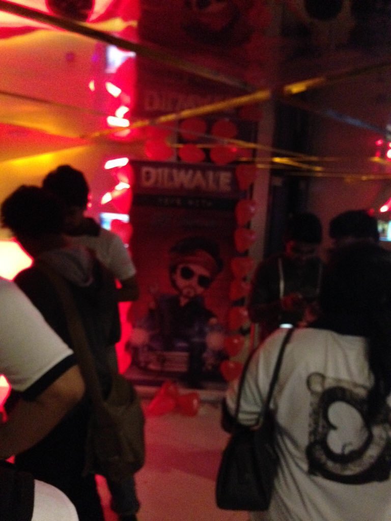 SRKUniverse's tweet photo. All our fans in Mumbai before the movie Fdfs #BumperDilwaleOpening https://t.co/j5FAPQqxuQ
