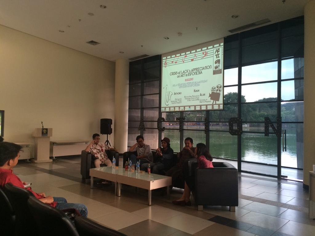 saat ini di aula terapung, sedang berlangsung diskusi mengenai musik dan film di Indonesia lho!