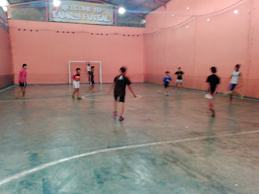 Futsal rutin hari jum'at at familyfutsal semangatttt😀😀 <a href="/warbun_family/">Warbun Family™</a>