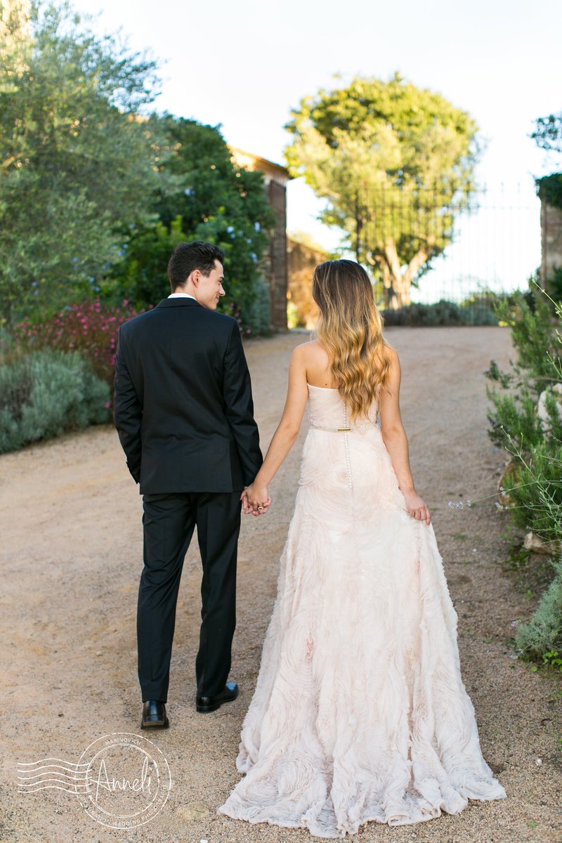 Fab to have this Spanish bridal shoot on <a href="/modwedding/">MODWEDDING</a> bit.ly/1NWKvmf with <a href="/BelleChicBlog/">Belle & Chic</a> <a href="/fueronfelices/">fueronfelices</a>