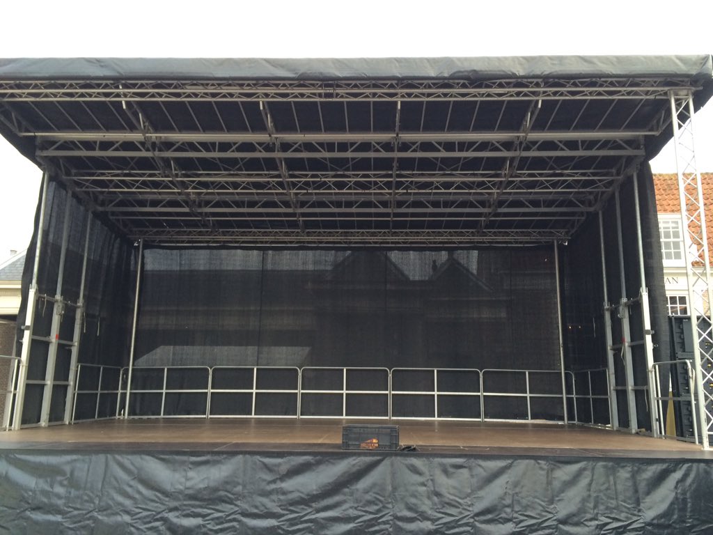 Het podium staat. Nu aan de slag met licht, geluid en techniek!