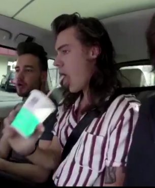 HarrygirlDir_'s tweet photo. 今すぐそのストローになりたいいいい
いや、中のジュースでもいい
ハロルドにより吸い込まれるジュース達幸せそう…
#VideoMTV2015 One Direction https://t.co/EwimrJmTT7