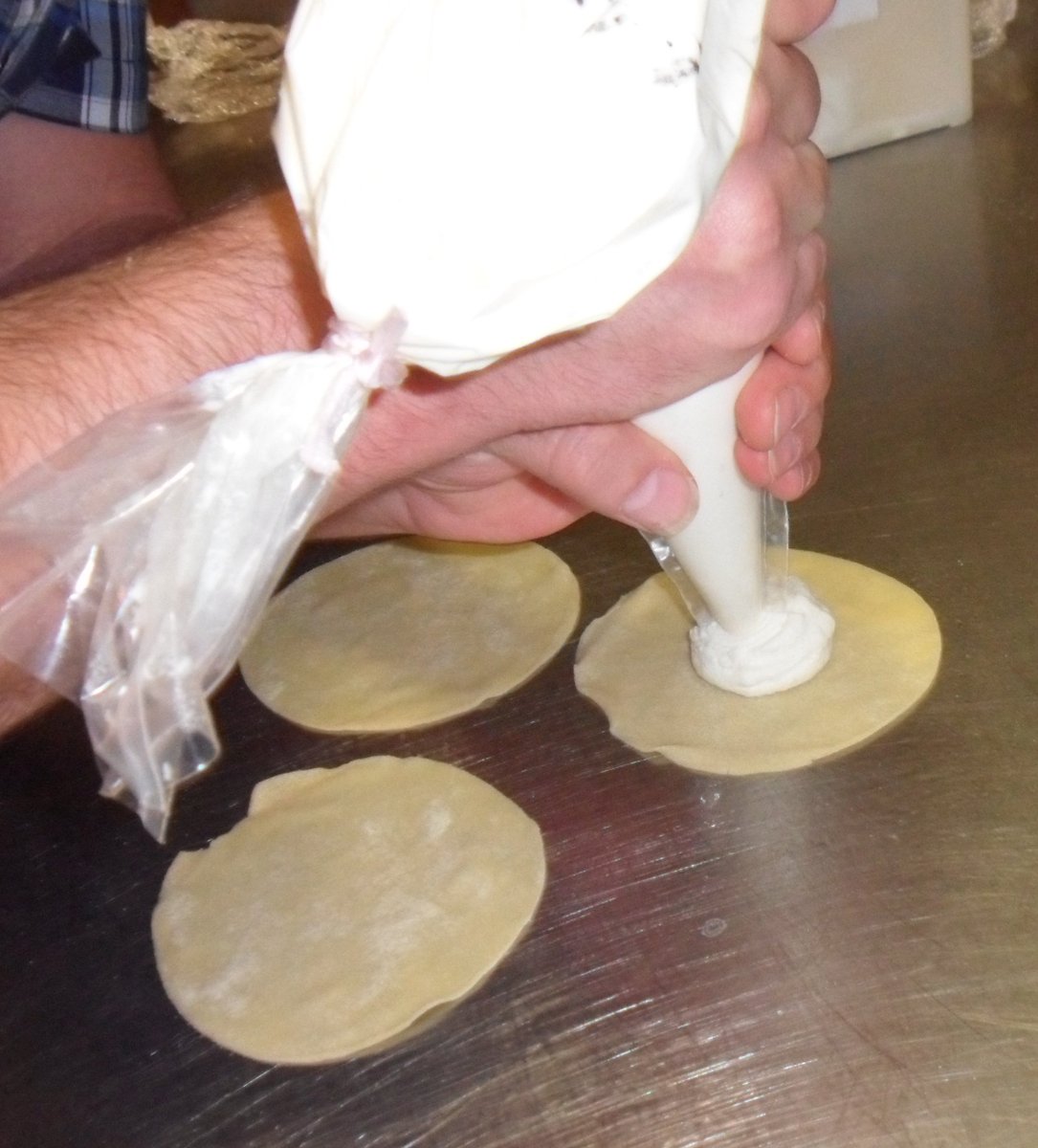 PiuDiPrima2015's tweet photo. Preparando la cocina para hoy, día intenso, comida exquisita, profesionalidad... ¿Quieres vivir algo nuevo? https://t.co/jMSJOR3d3S