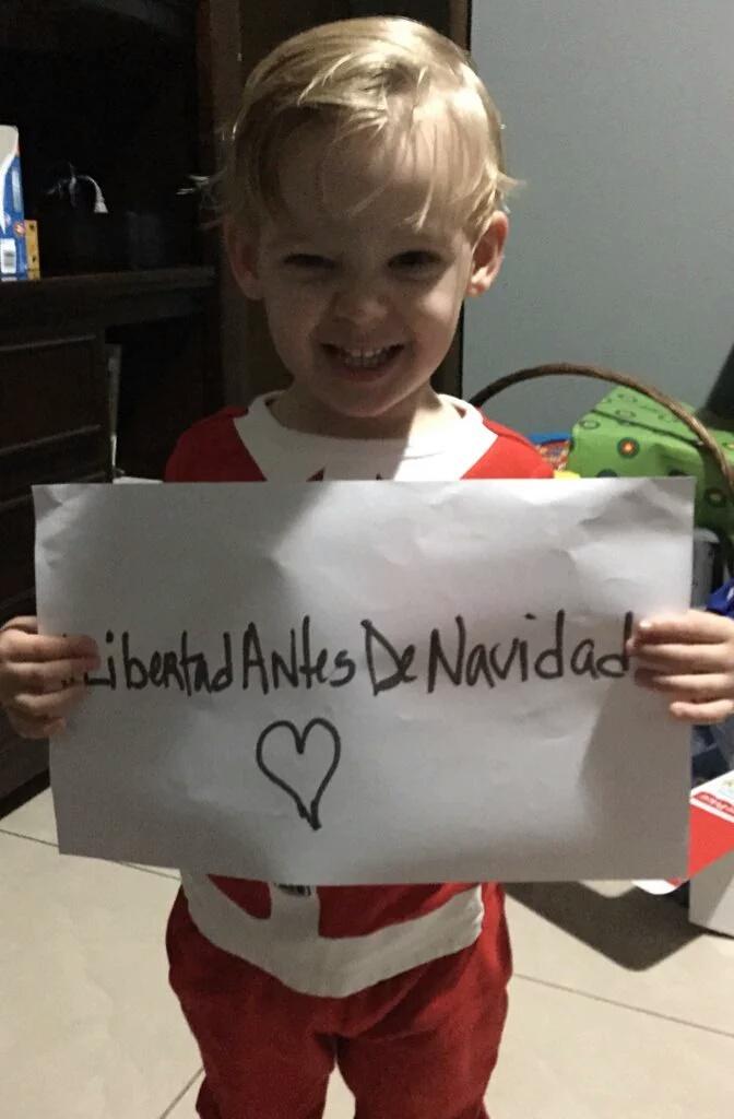 DinoskaDinoska's tweet photo. El país apagado, pero empieza a encenderse la solidaridad en nuestros corazones #LibertadAntesDeNavidad https://t.co/eOLvMcK7Jh