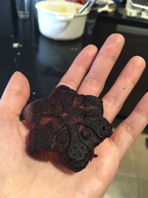 My first cookies ever came out BURNT 😭😂 https://t.co/Njy6W8iCEo