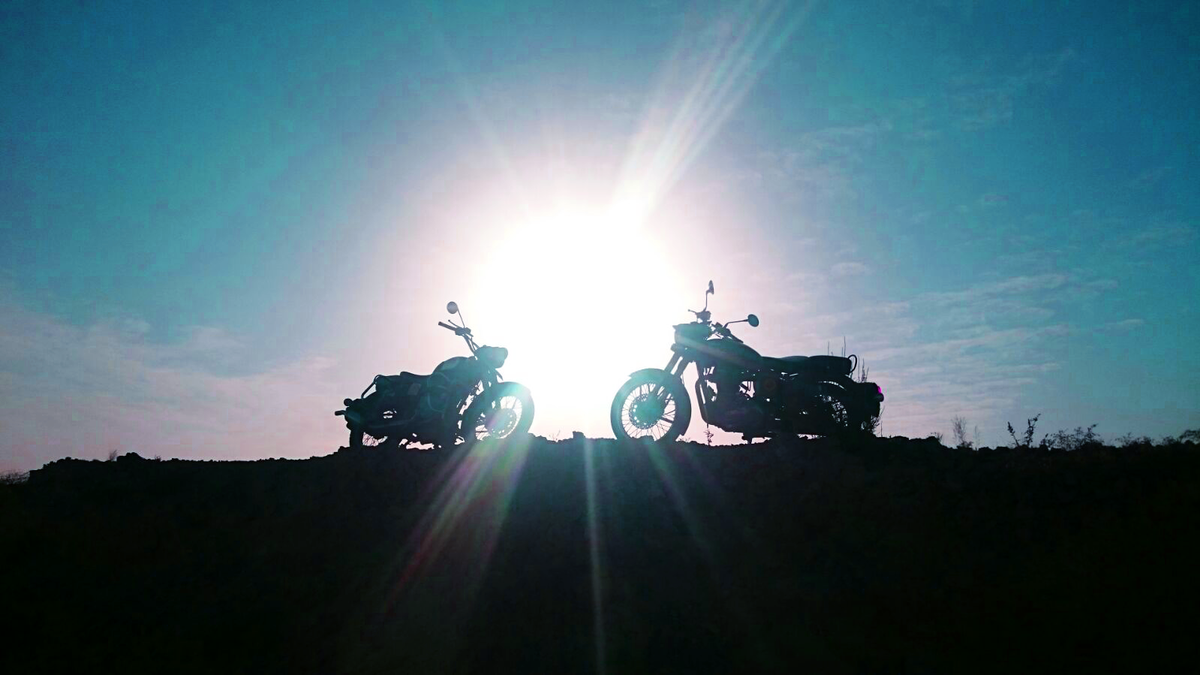 royalenfield's tweet photo. Sun and sand. Two things you can safely take for granted on the Tour of Rajasthan. #TOR2015 #royalenfield https://t.co/RbPjyZI5Rd