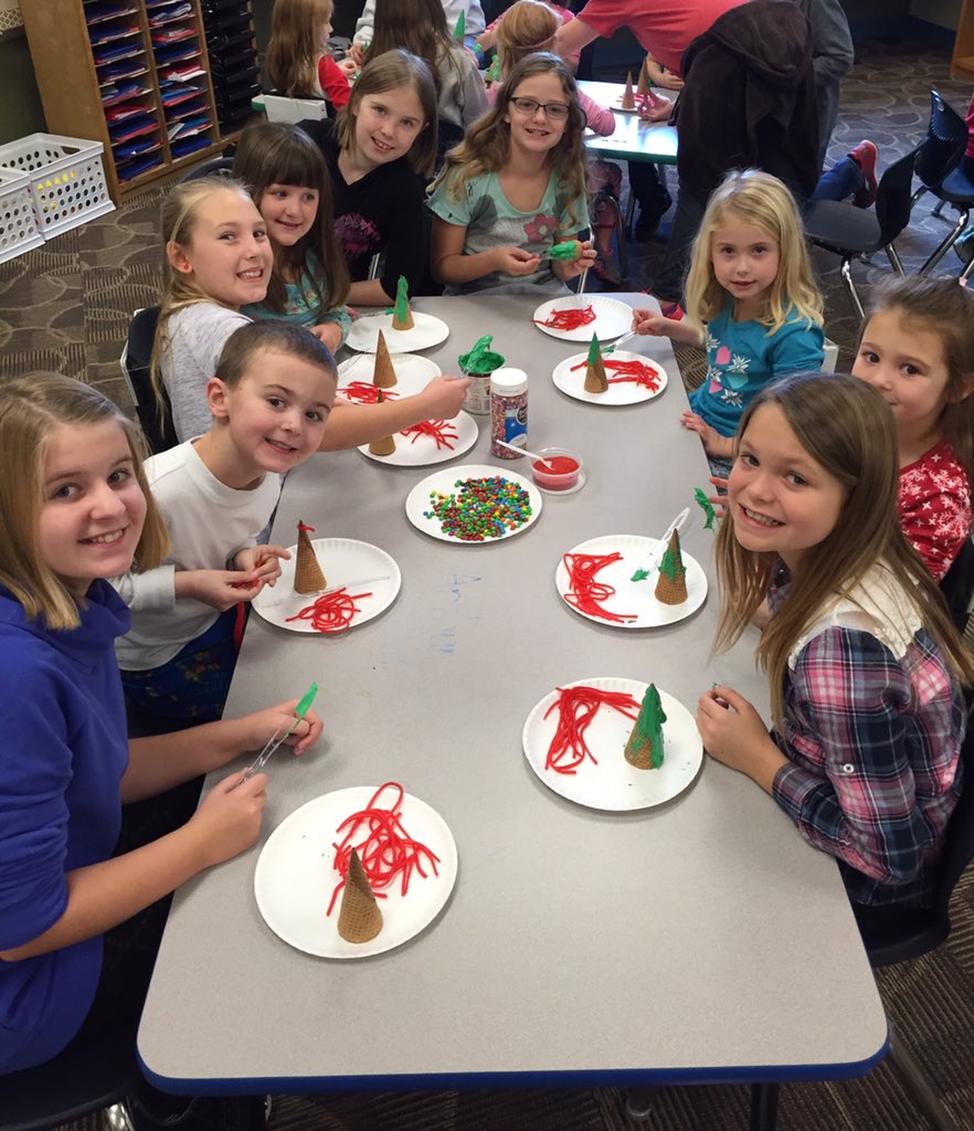 KBMissLarson's tweet photo. We 💖 our Kindergarten Buddies!!!! @kinderhubb https://t.co/0eEcPf17eJ
