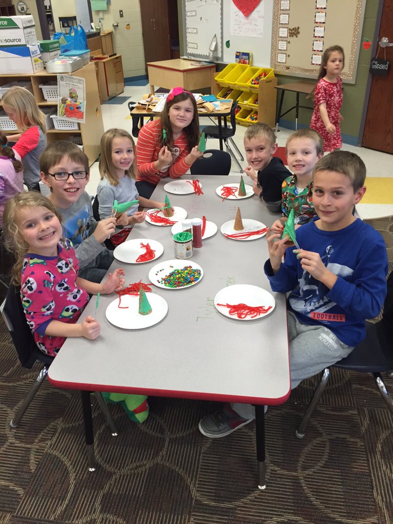KBMissLarson's tweet photo. We 💖 our Kindergarten Buddies!!!! @kinderhubb https://t.co/0eEcPf17eJ
