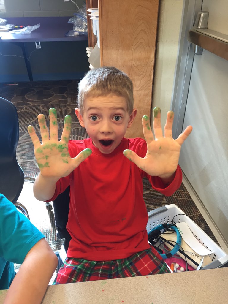KBMissLarson's tweet photo. We 💖 our Kindergarten Buddies!!!! @kinderhubb https://t.co/0eEcPf17eJ