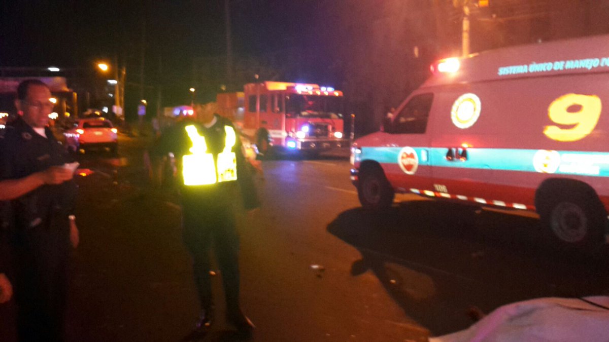 BCBRP's tweet photo. 18Dic/Imágenes del hecho de tránsito en San Pedro, Vía Tocumen. Ambulancia del @SUME911 en el lugar. @GAEDPanama https://t.co/XE9uW56uxS