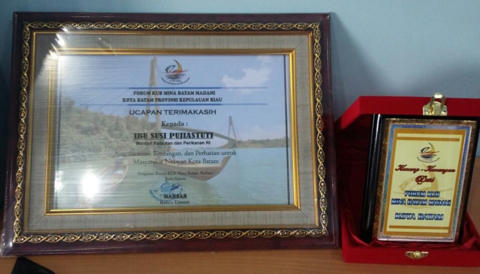 asep050158's tweet photo. Pd keg tsb nelayan menyampaikan tks kpd Ibu @susipudjiastuti atas bimbingan&amp; bantuan utk nelayanBatam.@KemenKP https://t.co/Rmo4p2SlS3