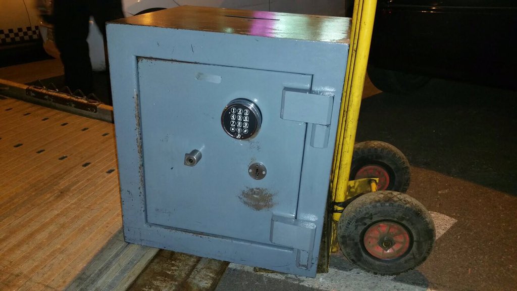 policiabadajoz's tweet photo. La rápida intervención de Policía Local y Nacional, evita un robo con fuerza en un Súper. Felicidades compañeros https://t.co/2p74iTNG7S
