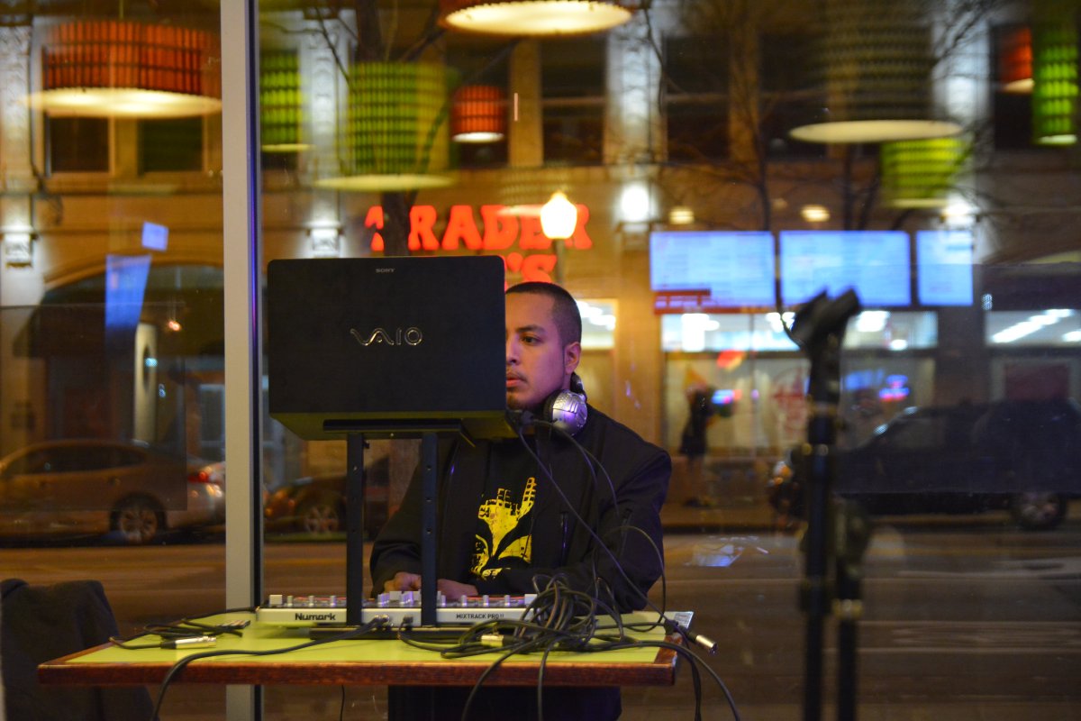 MeloDeepInc's tweet photo. Open Mic Night 12-17-15!
Great Success!
#MeloDeep #Awsome #Music #Godisgreat https://t.co/ScQTHVWK11