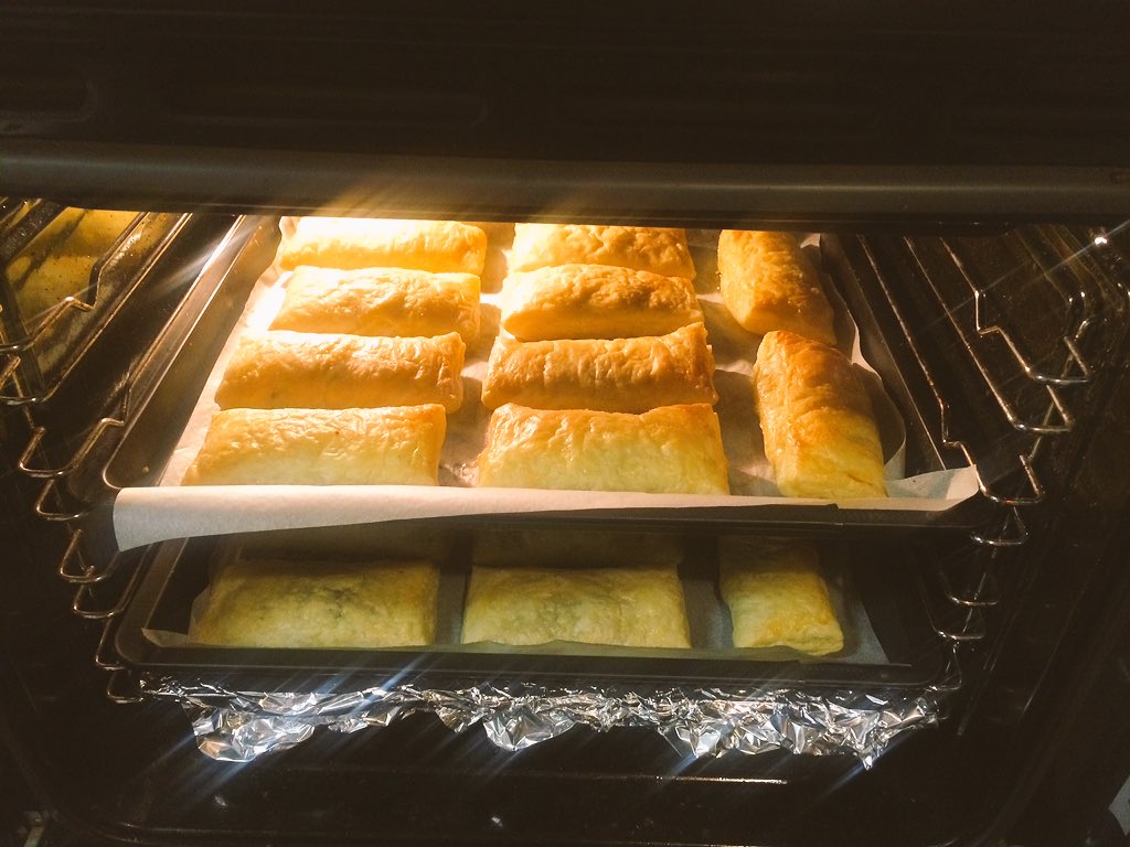 elly_emf38's tweet photo. En de #bakkerij draait vanochtend al op volle toeren... #Kerstbuffet #Widdonckschool βΊοΈ https://t.co/5mfGd3OKrV