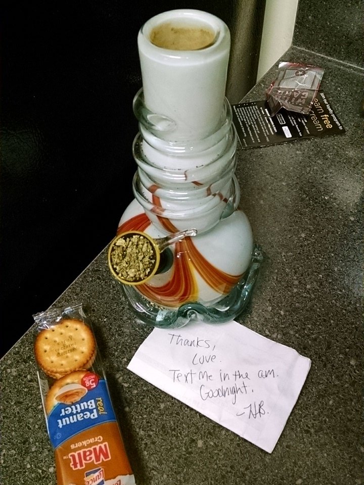 kidwithguitars's tweet image. When you walk out into the kitchen and find this #packedandloaded #lovenotes #girlismvp #relationshipgoals