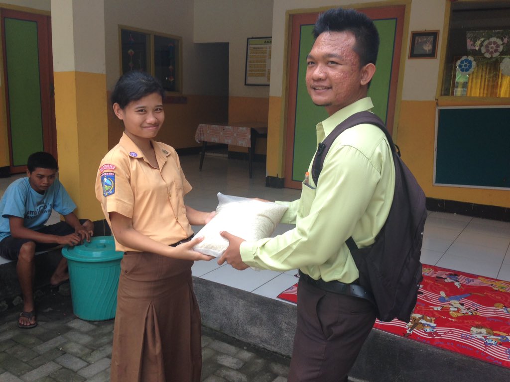 kmhdkunram's tweet photo. Penyerahan sumbangan ke Panti Asuhan Dwijendra yg merupakan salah satu rangkaian acara HUT KMHDK ke-7 https://t.co/mhT7Xqr70d