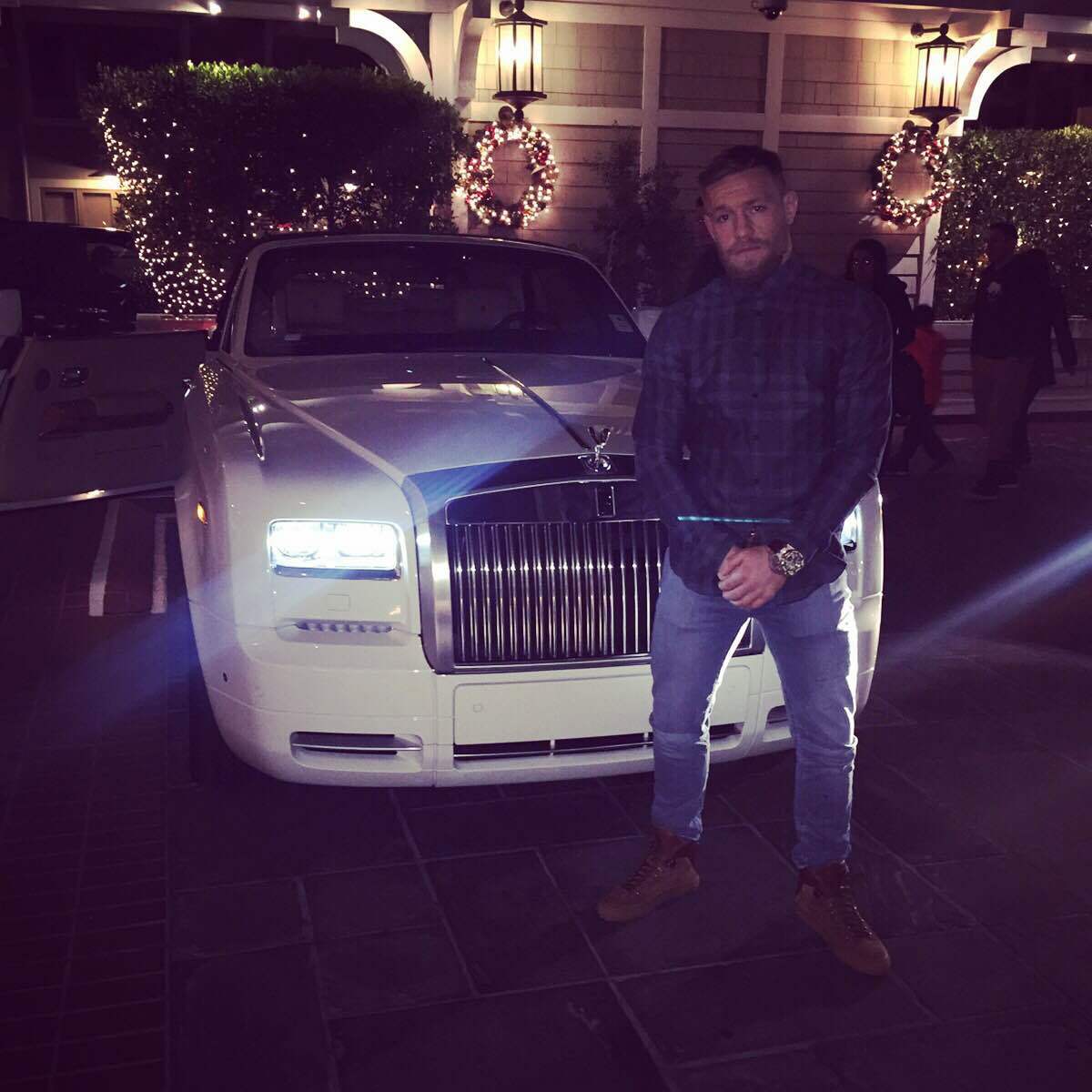TheNotoriousMMA's tweet photo. Christmas shopping in the Drophead Rolls. https://t.co/JqC6StbS0e https://t.co/cP9jTNgjpp