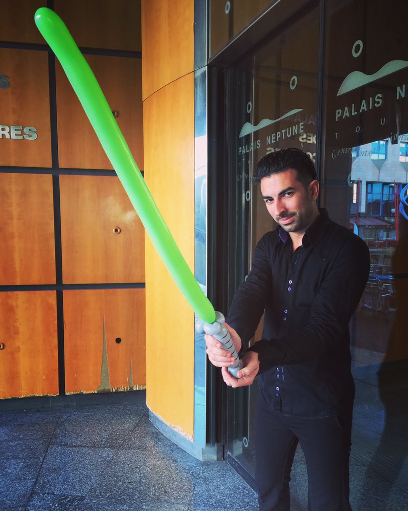 magicritchie's tweet photo. Le sabre laser version sculpture de ballons. Dispo maintenant dans nos ateliers. #starwars #sculpturedeballons https://t.co/nQocQqlvWT