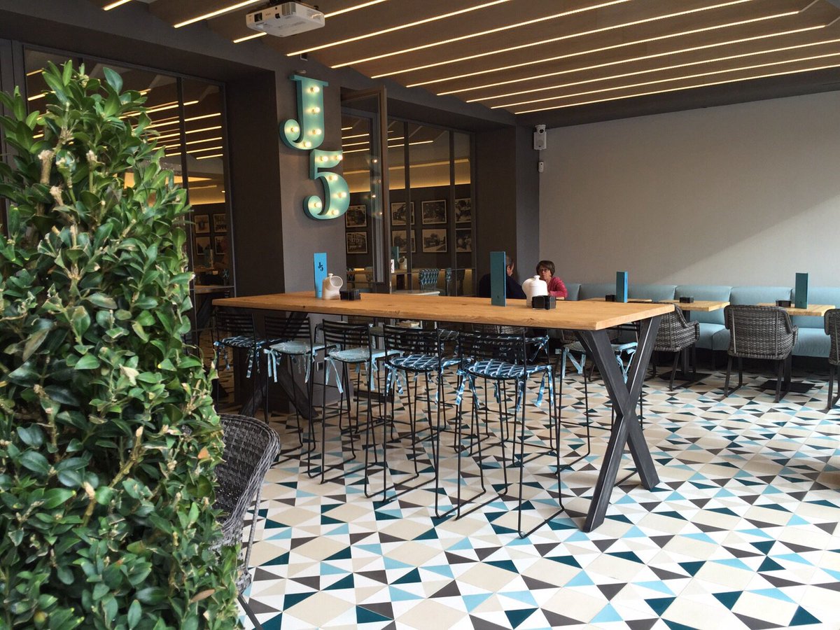 #BuenosDiasATodos Os presentamos la terraza de #jotacinco de la mano de <a href="/IsabeLaranjinha/">Isabel Laranjinha</a> ! Nos encanta! ¿A vosotros?